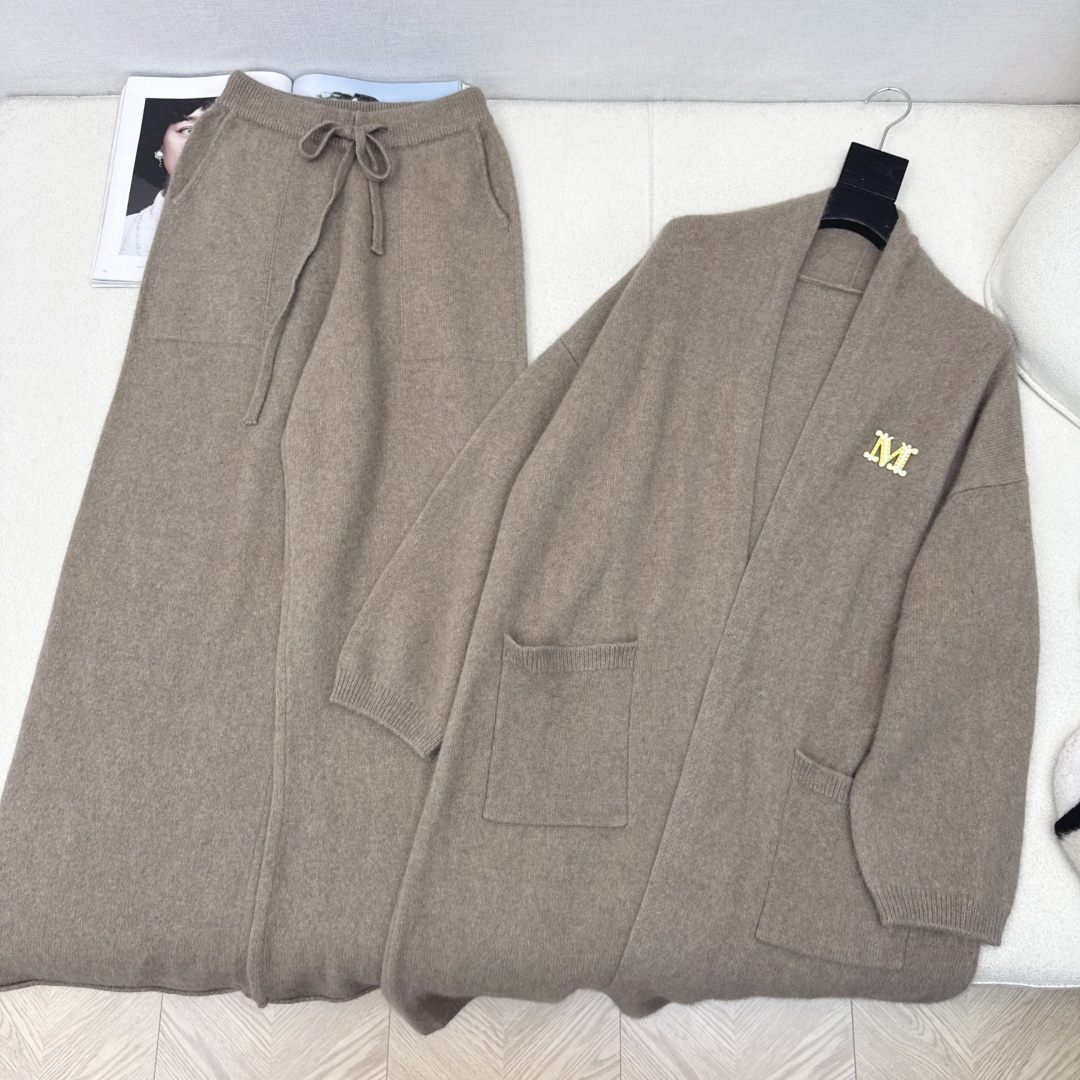 独家款～ Max 25Ss———早秋最新款慵懒时髦羊毛套装 🤍长款慵懒开衫+松紧腰直筒裤 精致美感 整体