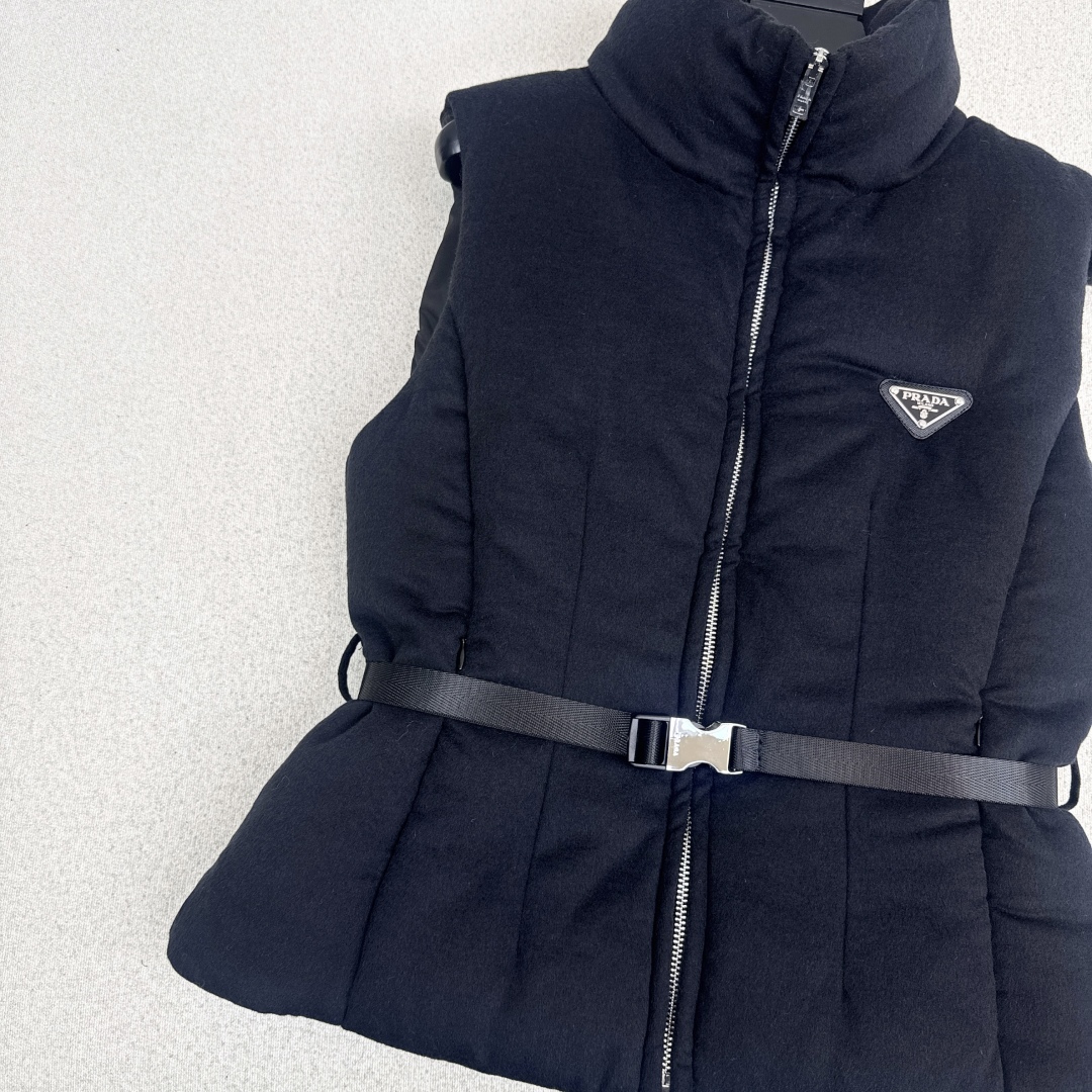 爆单款 PD 25Ss————秋冬最新款立领皮带装饰立体收腰毛呢羽绒马甲外套🩶不挑个子的立体剪裁 搭扣松