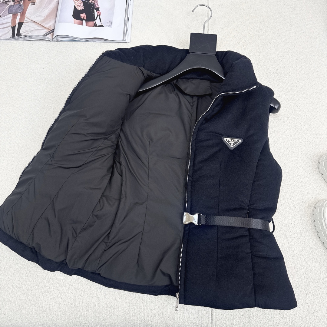 爆单款 PD 25Ss————秋冬最新款立领皮带装饰立体收腰毛呢羽绒马甲外套🩶不挑个子的立体剪裁 搭扣松