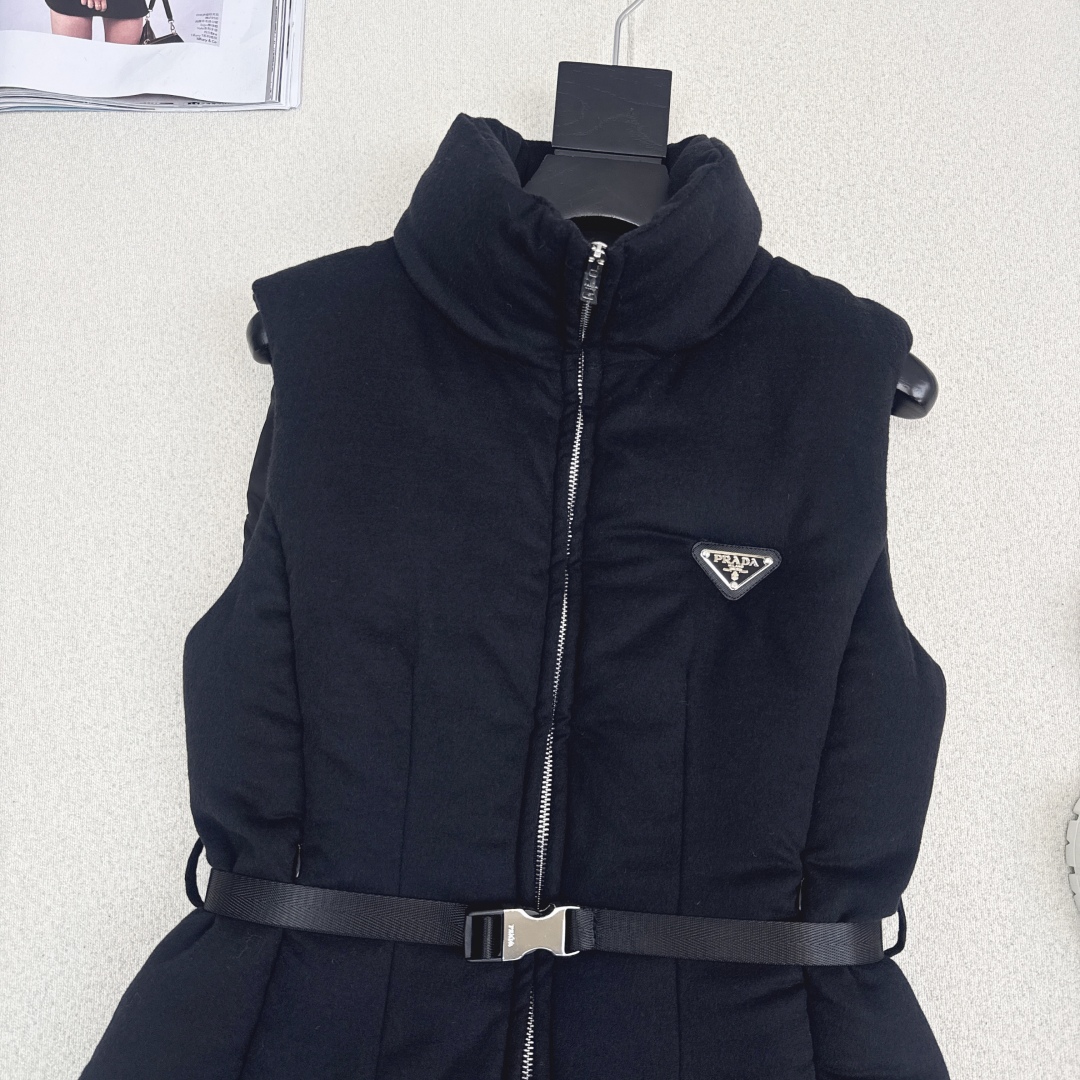 爆单款 PD 25Ss————秋冬最新款立领皮带装饰立体收腰毛呢羽绒马甲外套🩶不挑个子的立体剪裁 搭扣松