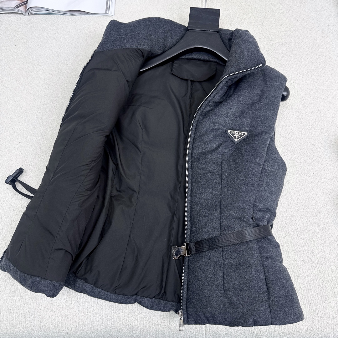 爆单款 PD 25Ss————秋冬最新款立领皮带装饰立体收腰毛呢羽绒马甲外套🩶不挑个子的立体剪裁 搭扣松