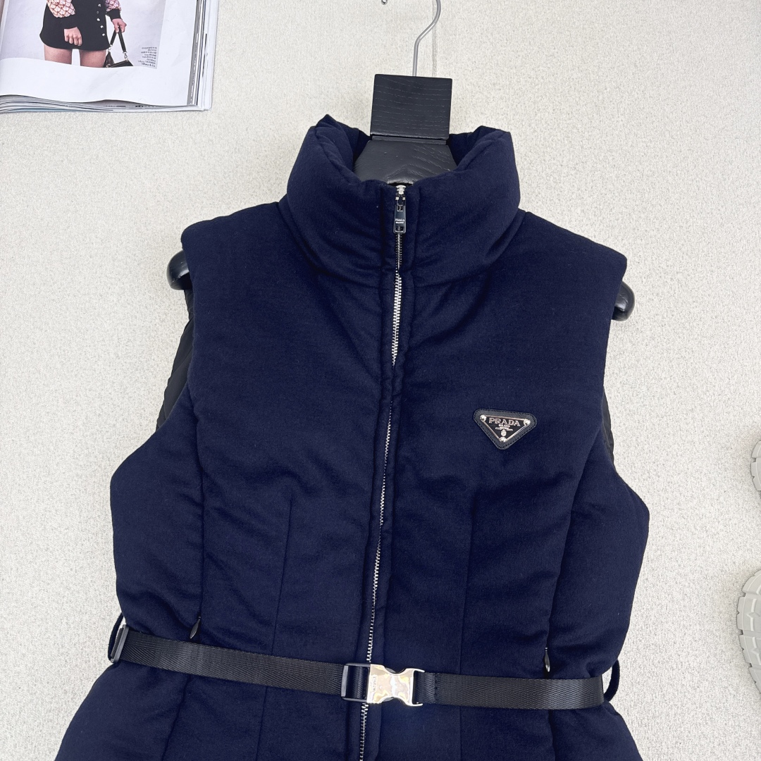 爆单款 PD 25Ss————秋冬最新款立领皮带装饰立体收腰毛呢羽绒马甲外套🩶不挑个子的立体剪裁 搭扣松