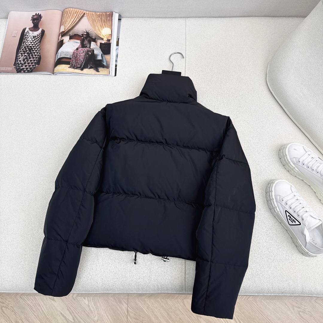独家首发 PD 25Ss——秋冬官网最新款配色三角标装饰立领羽绒服外套 🤎 立体剪裁H版型经典时髦又帅气