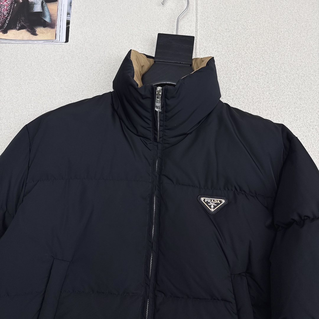 独家首发 PD 25Ss——秋冬官网最新款配色三角标装饰立领羽绒服外套 🤎 立体剪裁H版型经典时髦又帅气