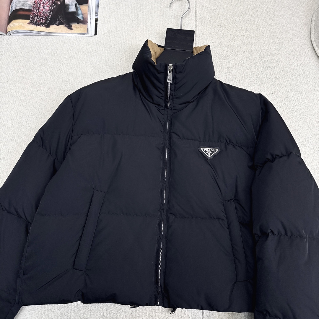 独家首发 PD 25Ss——秋冬官网最新款配色三角标装饰立领羽绒服外套 🤎 立体剪裁H版型经典时髦又帅气