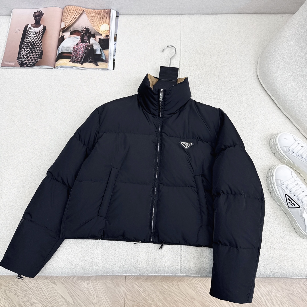 独家首发 PD 25Ss——秋冬官网最新款配色三角标装饰立领羽绒服外套 🤎 立体剪裁H版型经典时髦又帅气
