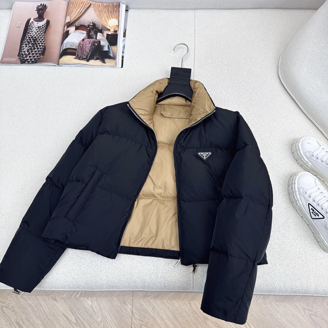 独家首发 PD 25Ss——秋冬官网最新款配色三角标装饰立领羽绒服外套 🤎 立体剪裁H版型经典时髦又帅气
