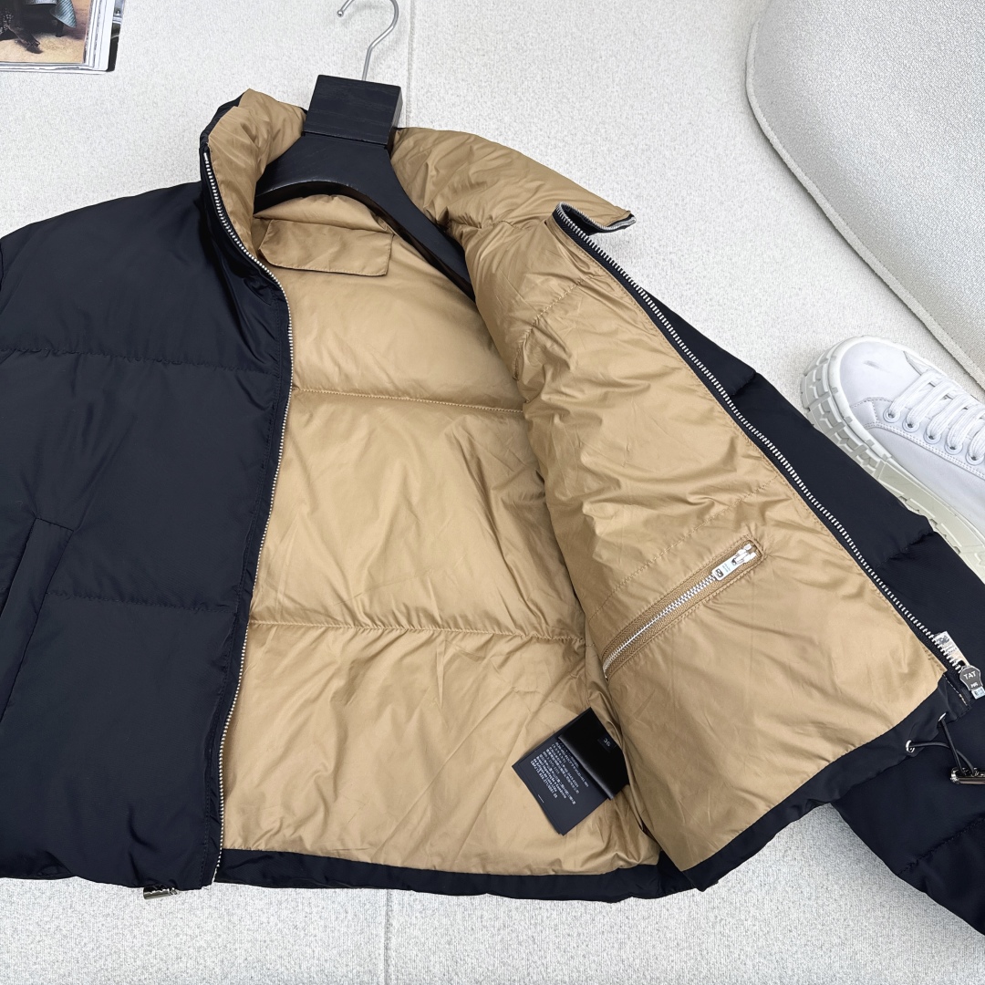 独家首发 PD 25Ss——秋冬官网最新款配色三角标装饰立领羽绒服外套 🤎 立体剪裁H版型经典时髦又帅气