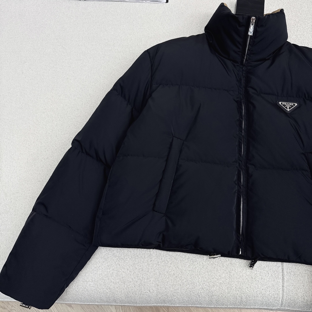 独家首发 PD 25Ss——秋冬官网最新款配色三角标装饰立领羽绒服外套 🤎 立体剪裁H版型经典时髦又帅气