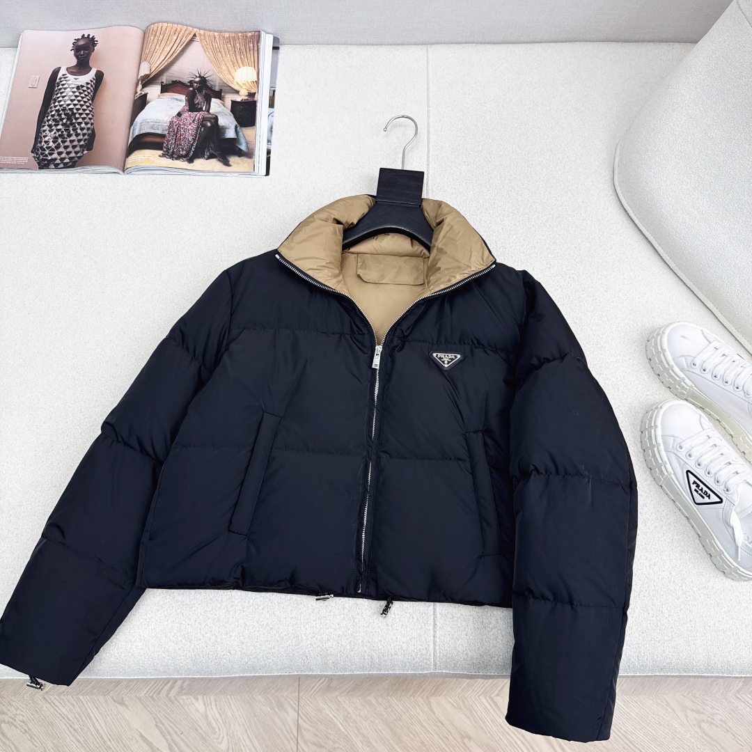 独家首发 PD 25Ss——秋冬官网最新款配色三角标装饰立领羽绒服外套 🤎 立体剪裁H版型经典时髦又帅气