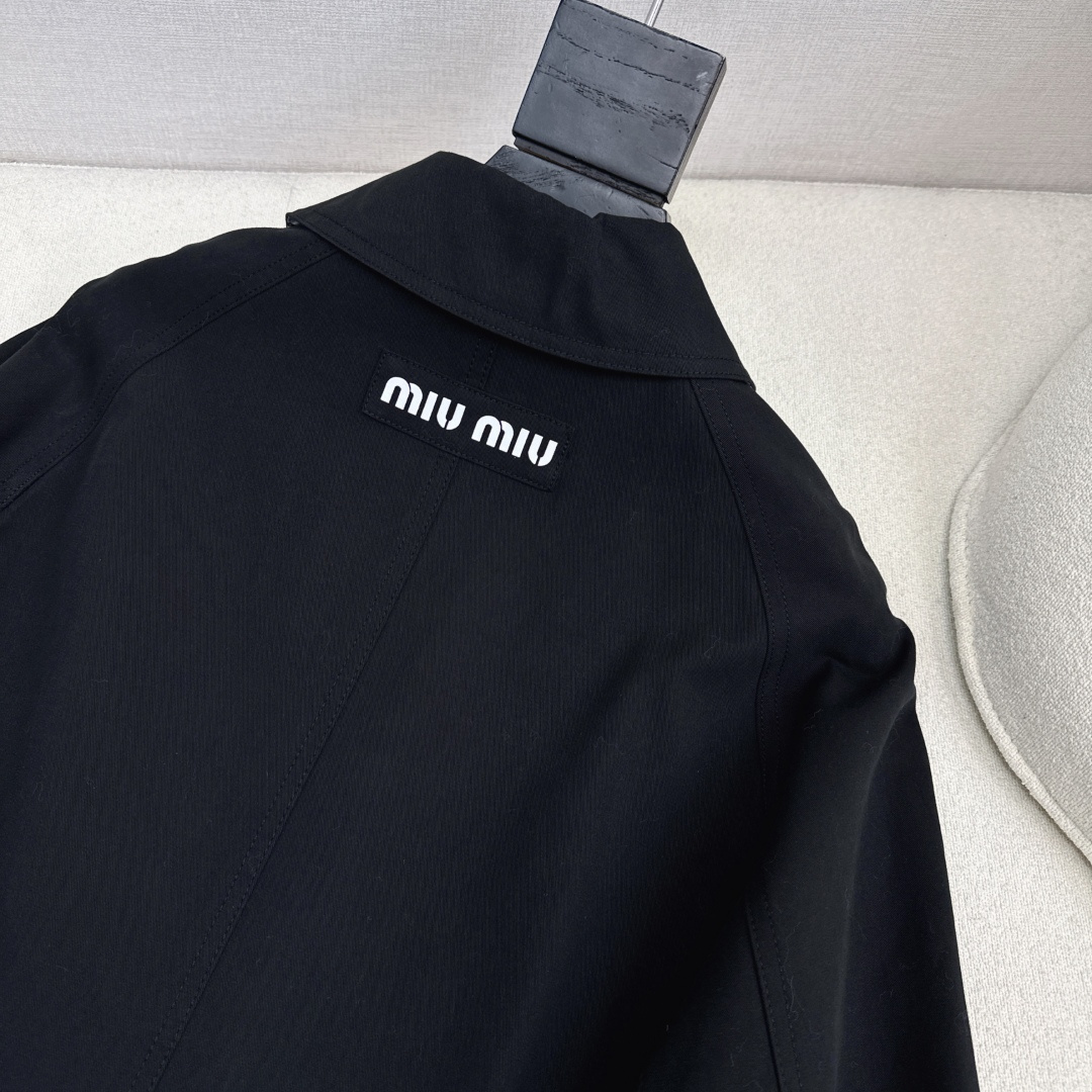 极简时髦 博主范一秒Get Miu 25Ss—————秋冬最新款格子内里长款风衣 🤎超有品味 巴黎街头博