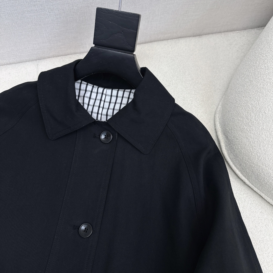 极简时髦 博主范一秒Get Miu 25Ss—————秋冬最新款格子内里长款风衣 🤎超有品味 巴黎街头博