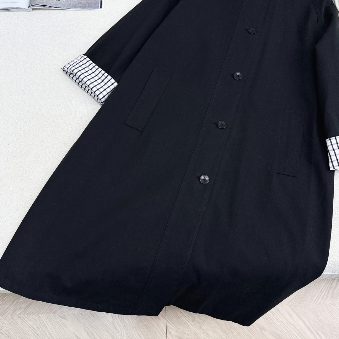 极简时髦 博主范一秒Get Miu 25Ss—————秋冬最新款格子内里长款风衣 🤎超有品味 巴黎街头博