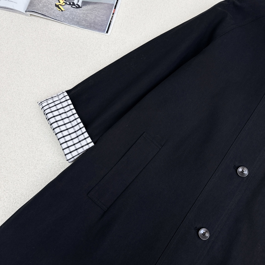 极简时髦 博主范一秒Get Miu 25Ss—————秋冬最新款格子内里长款风衣 🤎超有品味 巴黎街头博