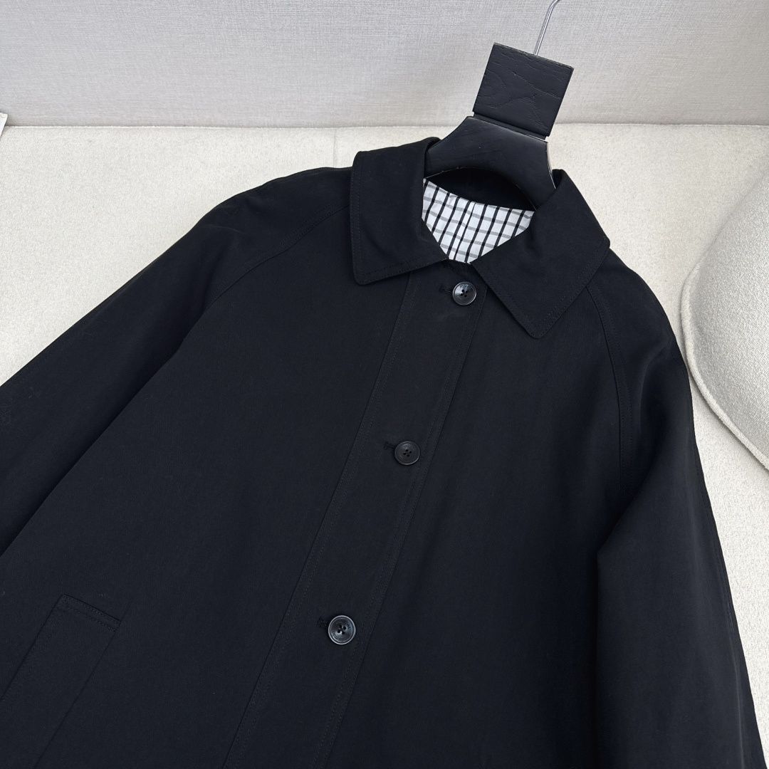 极简时髦 博主范一秒Get Miu 25Ss—————秋冬最新款格子内里长款风衣 🤎超有品味 巴黎街头博