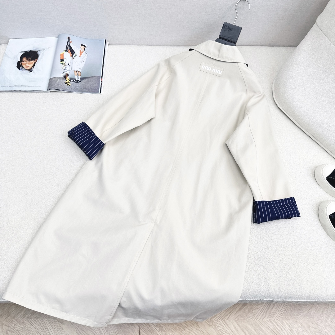 极简时髦 博主范一秒Get Miu 25Ss—————秋冬最新款格子内里长款风衣 🤎超有品味 巴黎街头博