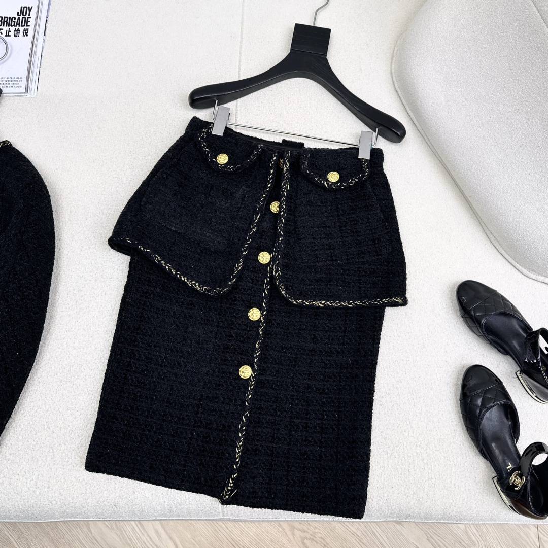 NO:661149,Hot item C Home 25Ss - the latest ladylike suit in autumn and winter, round neck short braided jacket + fake two-piece hip-hugging skirt. Anyone who wears it will have the elegance and nobility of a rich family. Beauty and strength coexist. It is simply a winter treasure dressing guide. Small people can easily manage it. The contrasting color design is just right. Developed in one color. Ready for sale sml (S size bust 88, length 43, waist 68, hip 88  Skirt length 61) skirt, Chanel-clothing, chanel, chanel, skirts, jackets & coats,  19860909爆单款 C家 25Ss————秋冬最新款名媛气质套装圆领短款编织外套+假两件设计包臀半裙 谁穿上都有种富家千金的优雅贵气 美貌和实力并存 简直就是冬日宝藏穿搭指南 小个子也能轻松驾驭 撞色设计恰到好处 一色分开发 现货发售sml（S码胸围88 衣长43 腰围68 臀围88 裙长61）半裙,香奈儿-服装,chanel,chanel,skirts,jackets & coats, ,Women's clothing