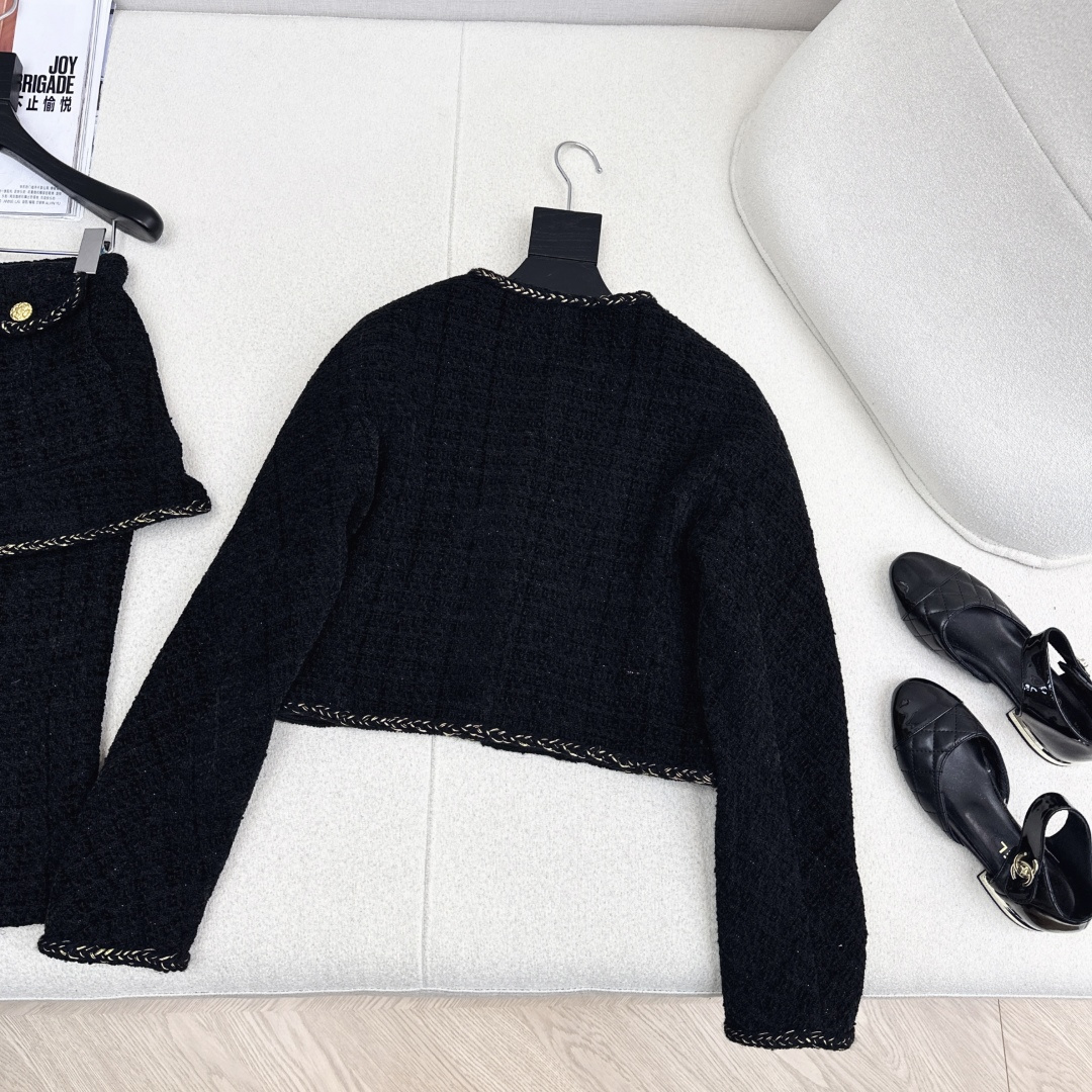 特价🉐️❗️现货齐码❗️不退不换❗️爆单款 C家 25Ss————秋冬最新款名媛气质套装🖤圆领短款编织外