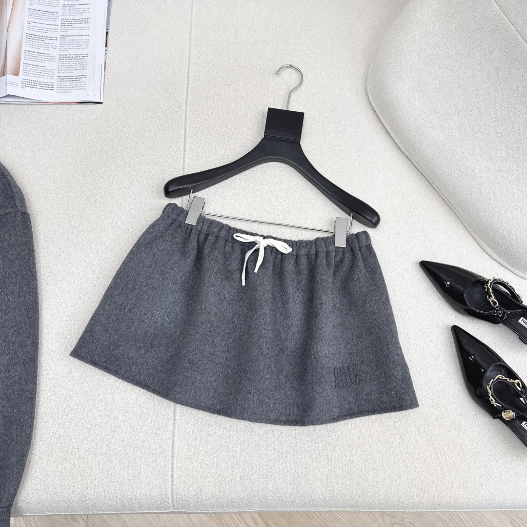 特价🉐️ ❗️现货齐码❗️不退不换❗️减龄缪系穿搭 Miu 25Ss————秋冬最新款纯手工制作双面尼羊