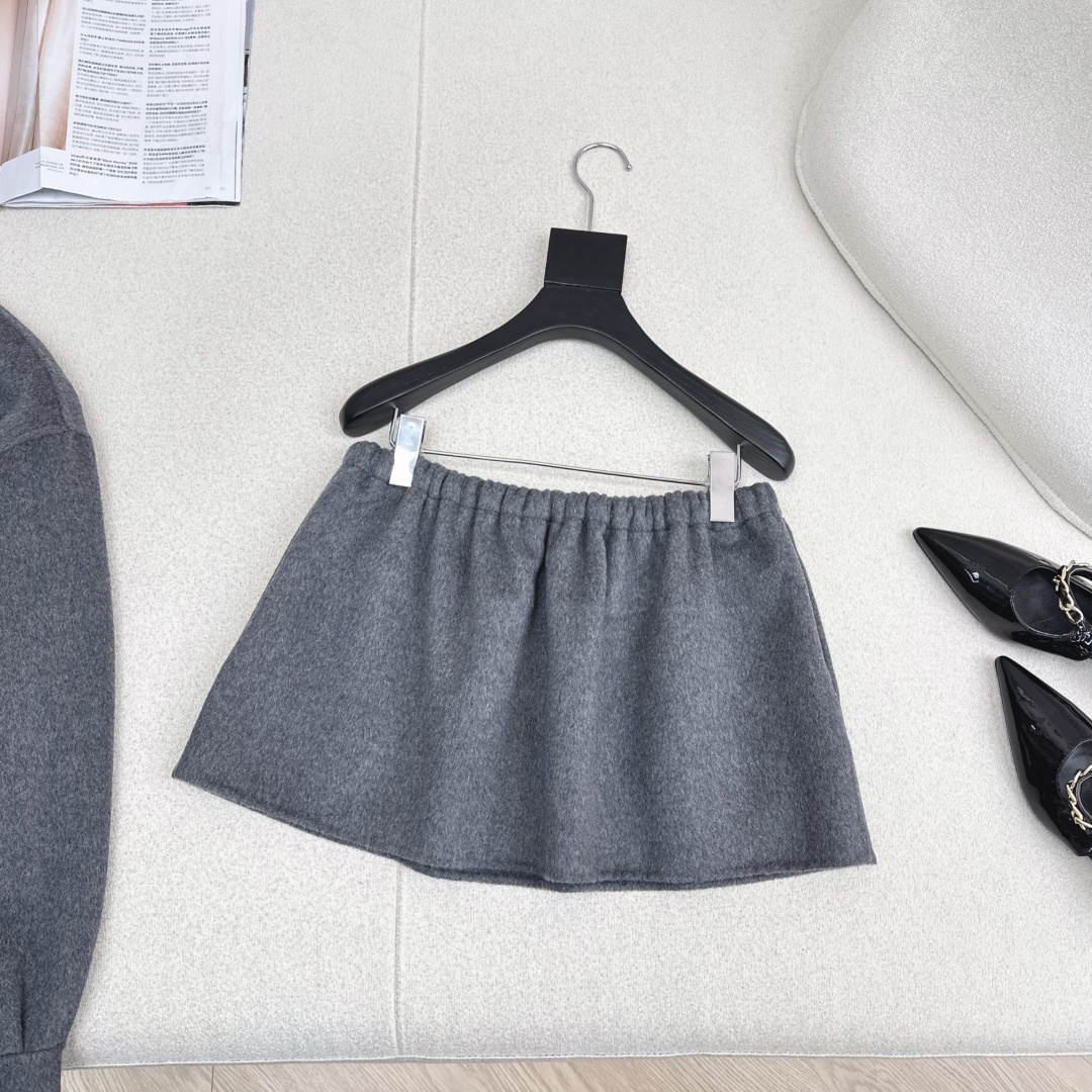 特价🉐️ ❗️现货齐码❗️不退不换❗️减龄缪系穿搭 Miu 25Ss————秋冬最新款纯手工制作双面尼羊