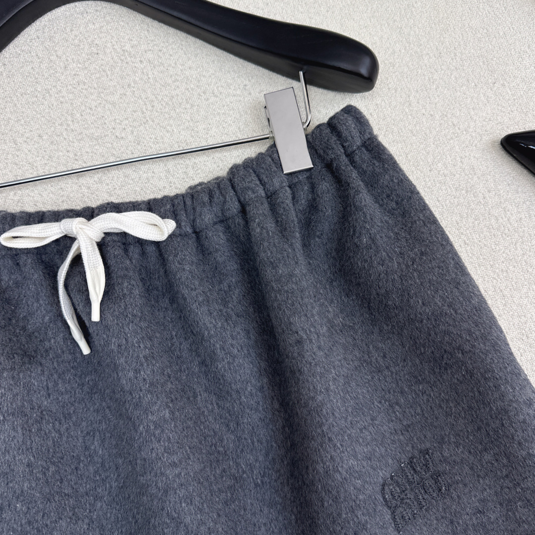 特价🉐️ ❗️现货齐码❗️不退不换❗️减龄缪系穿搭 Miu 25Ss————秋冬最新款纯手工制作双面尼羊