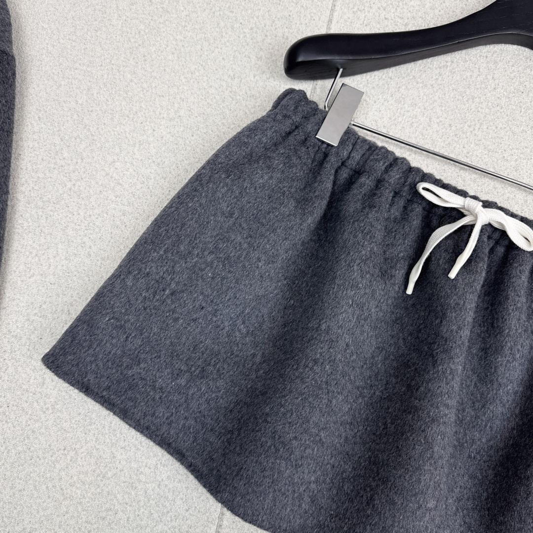 特价🉐️ ❗️现货齐码❗️不退不换❗️减龄缪系穿搭 Miu 25Ss————秋冬最新款纯手工制作双面尼羊