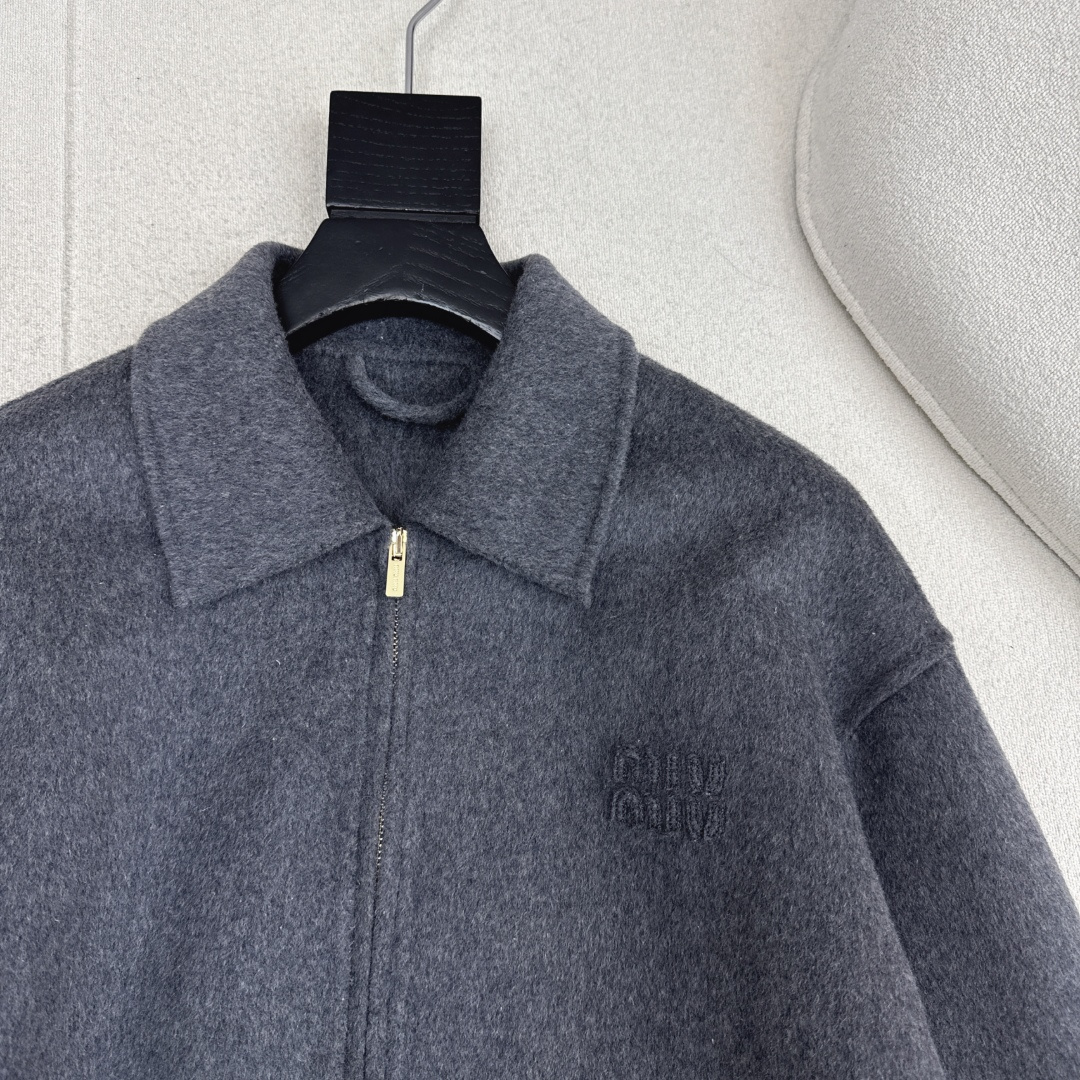 减龄缪系穿搭 Miu 25Ss————秋冬最新款纯手工制作双面尼羊毛🩶宽松翻领外套 优雅知性气质温柔 定