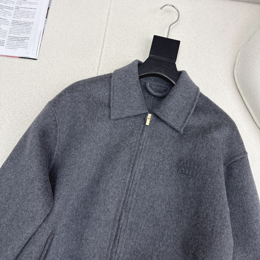 减龄缪系穿搭 Miu 25Ss————秋冬最新款纯手工制作双面尼羊毛🩶宽松翻领外套 优雅知性气质温柔 定