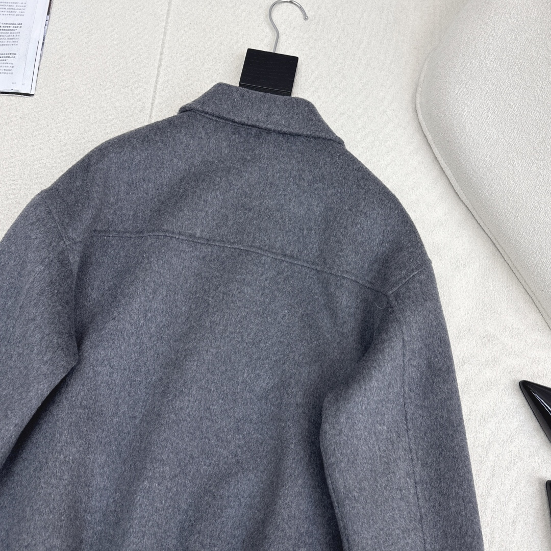 减龄缪系穿搭 Miu 25Ss————秋冬最新款纯手工制作双面尼羊毛🩶宽松翻领外套 优雅知性气质温柔 定