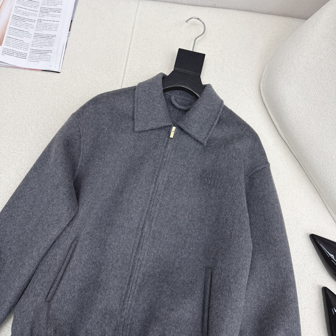 减龄缪系穿搭 Miu 25Ss————秋冬最新款纯手工制作双面尼羊毛🩶宽松翻领外套 优雅知性气质温柔 定