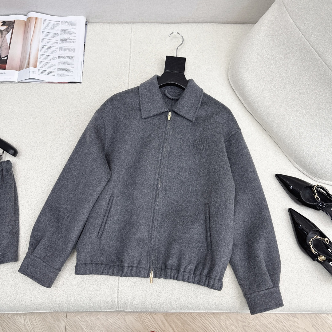 减龄缪系穿搭 Miu 25Ss————秋冬最新款纯手工制作双面尼羊毛🩶宽松翻领外套 优雅知性气质温柔 定