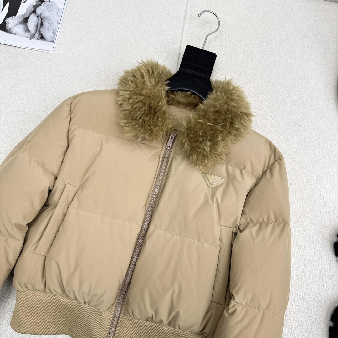 特价🉐️❗️现货齐码❗️不退不换❗️独家款～ PD 25Ss————秋冬最新款羊毛领小短款羽绒面包服外套