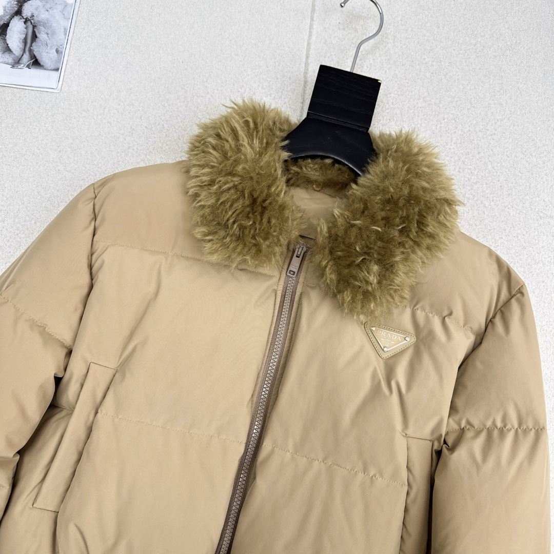 特价🉐️❗️现货齐码❗️不退不换❗️独家款～ PD 25Ss————秋冬最新款羊毛领小短款羽绒面包服外套