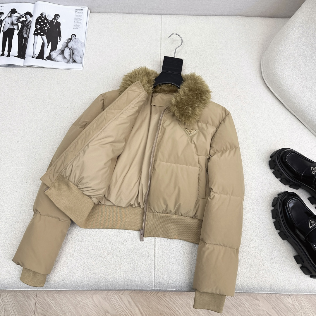 特价🉐️❗️现货齐码❗️不退不换❗️独家款～ PD 25Ss————秋冬最新款羊毛领小短款羽绒面包服外套