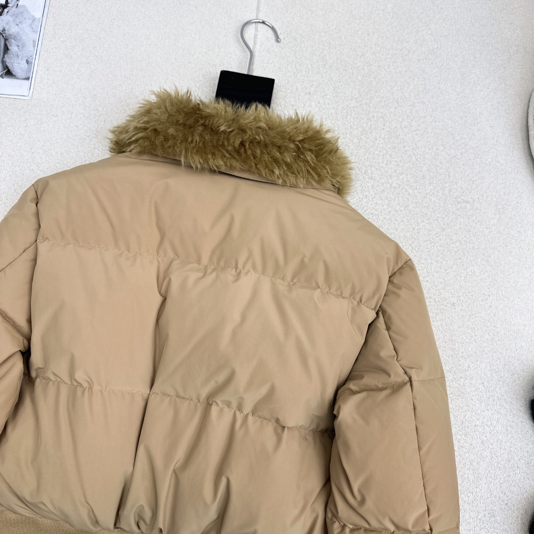 特价🉐️❗️现货齐码❗️不退不换❗️独家款～ PD 25Ss————秋冬最新款羊毛领小短款羽绒面包服外套