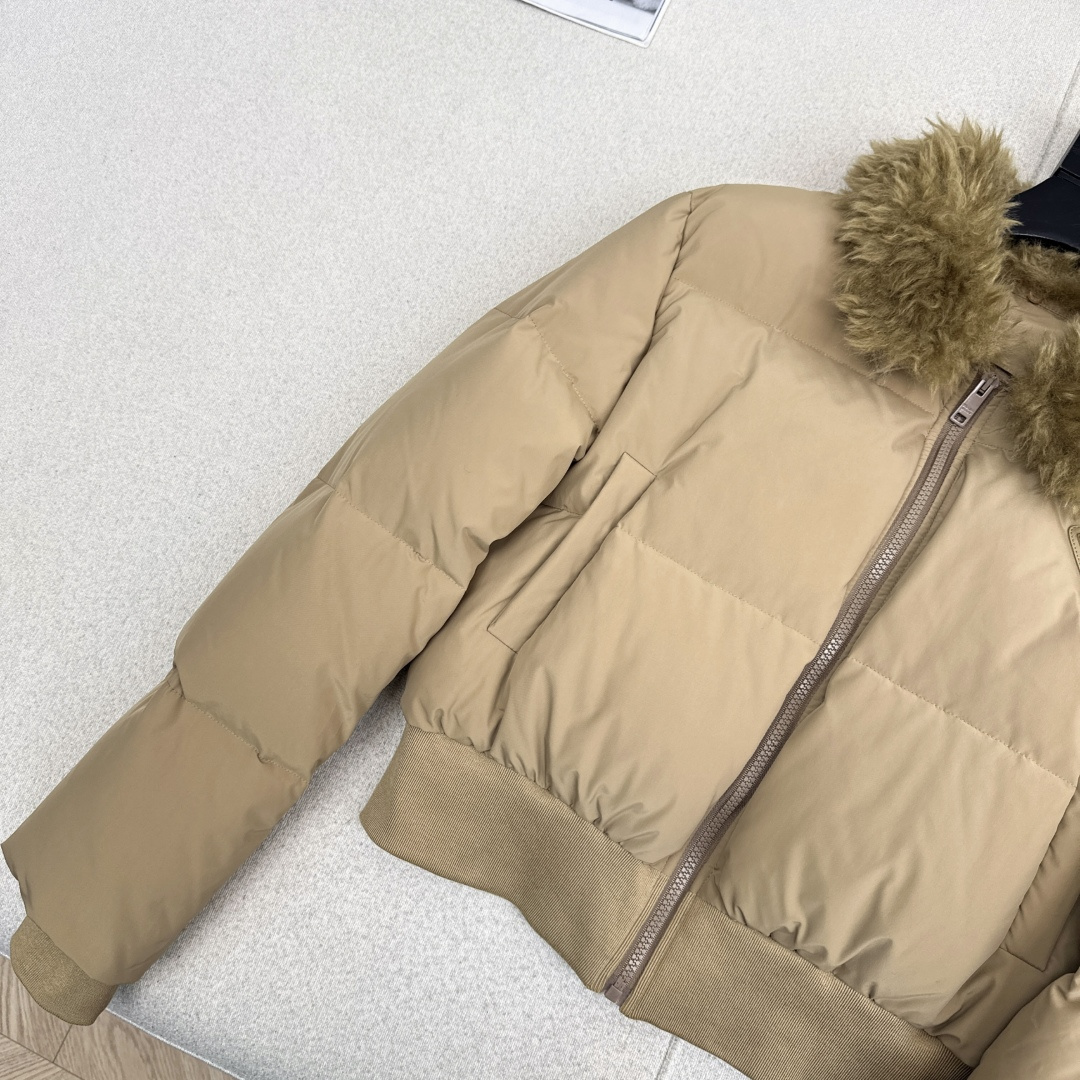 特价🉐️❗️现货齐码❗️不退不换❗️独家款～ PD 25Ss————秋冬最新款羊毛领小短款羽绒面包服外套