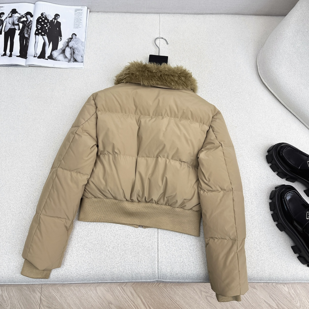 特价🉐️❗️现货齐码❗️不退不换❗️独家款～ PD 25Ss————秋冬最新款羊毛领小短款羽绒面包服外套