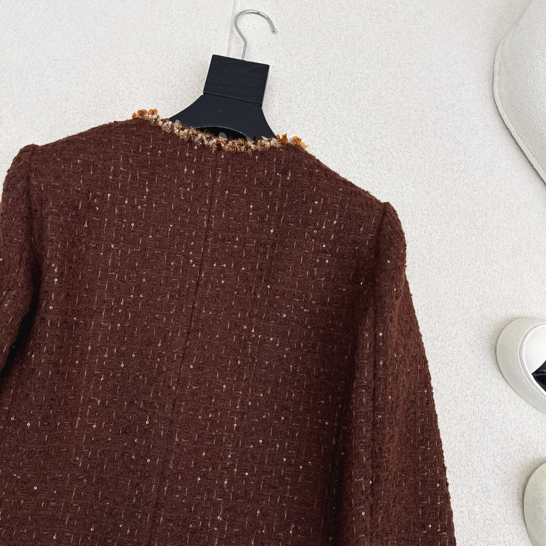 C家 25Ss———秋冬最新款小香风编织粗纺花呢外套🤎 绝美高级编织面料实物超美 立体肌理感精致感满满 