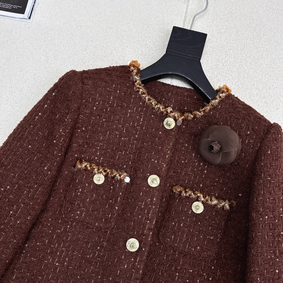 C家 25Ss———秋冬最新款小香风编织粗纺花呢外套🤎 绝美高级编织面料实物超美 立体肌理感精致感满满 