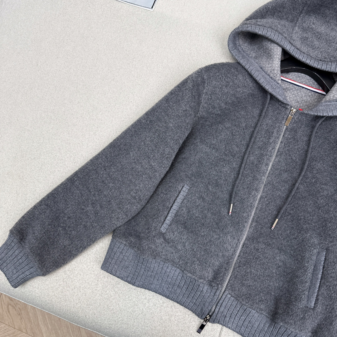 特价🉐️❗️现货齐码❗️不退不换❗️爆单款推荐 TB 25Ss————秋冬最新款毛呢连帽棒球服外套🩶随性