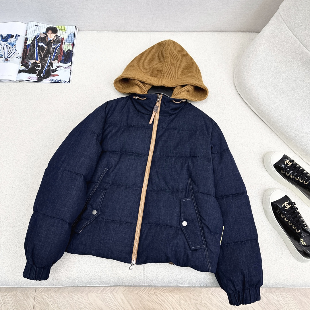 NO:661202,Exclusive model ~ Bc 25Ss - the latest fake two-piece design hooded short down jacket in autumn and winter, the first choice for winter down jackets. Wool knitted splicing placket design is high-end and fashionable. Goose down filling is light and full woolen hooded design, minimalist luxury. Classic H loose version, not flattering on the upper body, making the upper body super slim. Casual and generous to create an Italian elegant and high-end sense. Two colors ready for sale sml (shoulder width 45, bust 110 in size S)  Length 57), women's clothing, jackets & coats, down jacket, hats,  19860909独家款～ Bc 25Ss———秋冬最新款假两件设计连帽短款羽绒外套冬季的羽绒服首选 羊毛针织拼接门襟设计高级时髦 鹅绒填充轻盈饱满毛织连帽设计极简奢华 经典H宽松版型不挑人上身超巨显瘦 随性大方打造意式优雅的高级感 两色现货发售sml（S码肩宽45 胸围110 衣长57）,女装,jackets & coats,down jacket,hats, ,Women's clothing