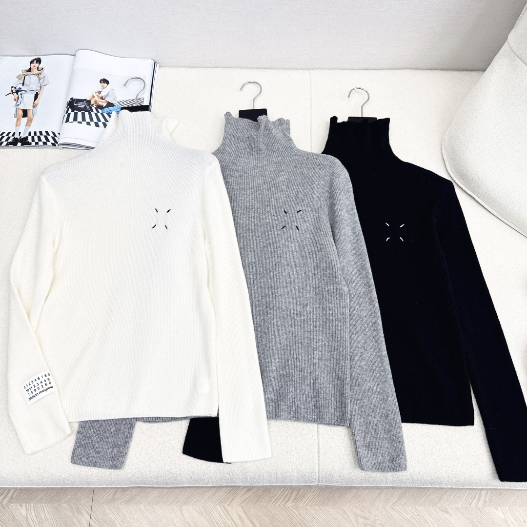 Elegant Wool Blend Turtleneck Top – Slim Fit, Color Block Design