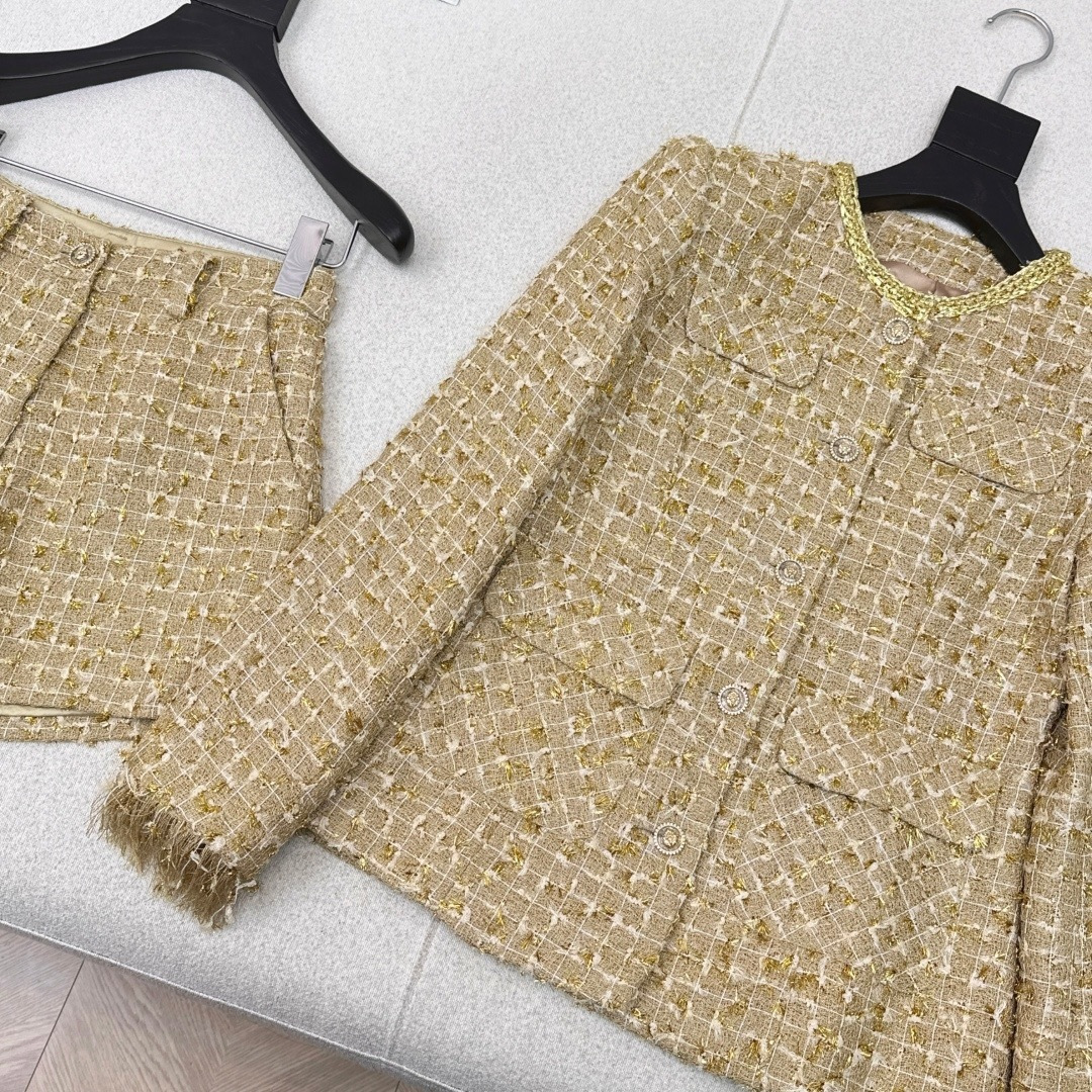 独家款～ C家 26Ss————秋冬最新款名媛风气质粗呢套装 💛敲有气场的一套 四口袋收腰编织外套+高腰短裤 凸显完美身