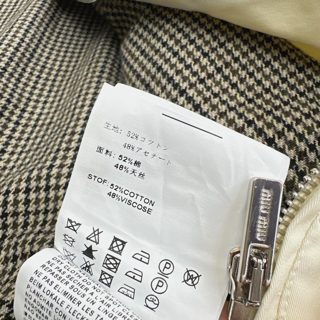 独家款～ Miu 26Ss————早春最新款撞色翻领设计夹克外套 🤍冷灰白色系很有冬季氛围感 是百穿不腻的夹克设计 中性