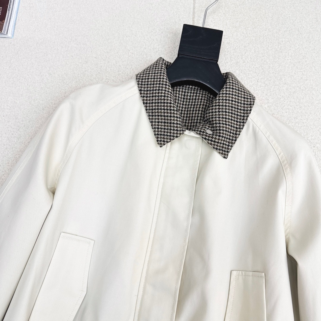 独家款～ Miu 26Ss————早春最新款撞色翻领设计夹克外套 🤍冷灰白色系很有冬季氛围感 是百穿不腻的夹克设计 中性