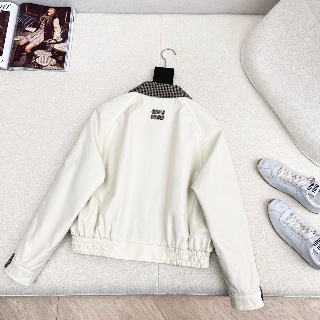 独家款～ Miu 26Ss————早春最新款撞色翻领设计夹克外套 🤍冷灰白色系很有冬季氛围感 是百穿不腻的夹克设计 中性