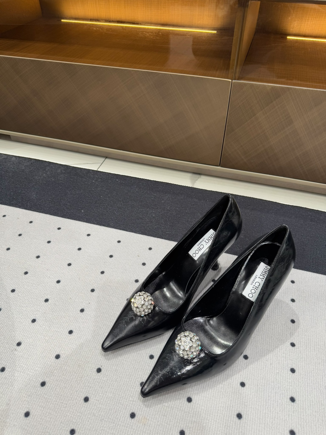 NO:382395,New products are available in early spring. Fabrics, sheepskin, inner, sheepskin, soles, cowhides, elegant style, create a different feeling, heel height 9 cm, counter packaging, simple and elegant style!  show bdetails ———————————— size. ｜35-39 (40 41 42 customization), sandals, sandals, cowhide, sheepskin19860909早春新品发售 面料 羊皮  内里 羊皮 鞋底 牛皮  优雅风格 创造不一样的感觉 跟高 9 cm 专柜包装 简约气质款式！ show bdetails ———————————— size. ｜35-39（40 41 42 定制）,凉鞋,sandals,cowhide,sheepskin,Women's Shoes