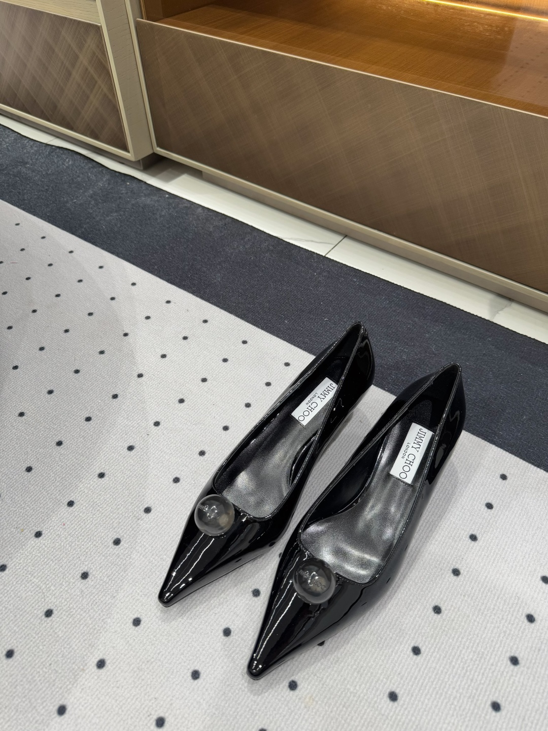 NO:382400,New products are available in early spring. Fabric, patent leather, inner, sheepskin, sole, cowhide, elegant style, create a different feeling, heel height 5 cm, counter packaging, simple and elegant style!  show bdetails ———————————— size. ｜35-39 (40 41 42 customization), sandals, sandals, cowhide, sheepskin19860909早春新品发售 面料 漆皮 内里 羊皮 鞋底 牛皮  优雅风格 创造不一样的感觉 跟高 5 cm 专柜包装 简约气质款式！ show bdetails ———————————— size. ｜35-39（40 41 42 定制）,凉鞋,sandals,cowhide,sheepskin,Women's Shoes