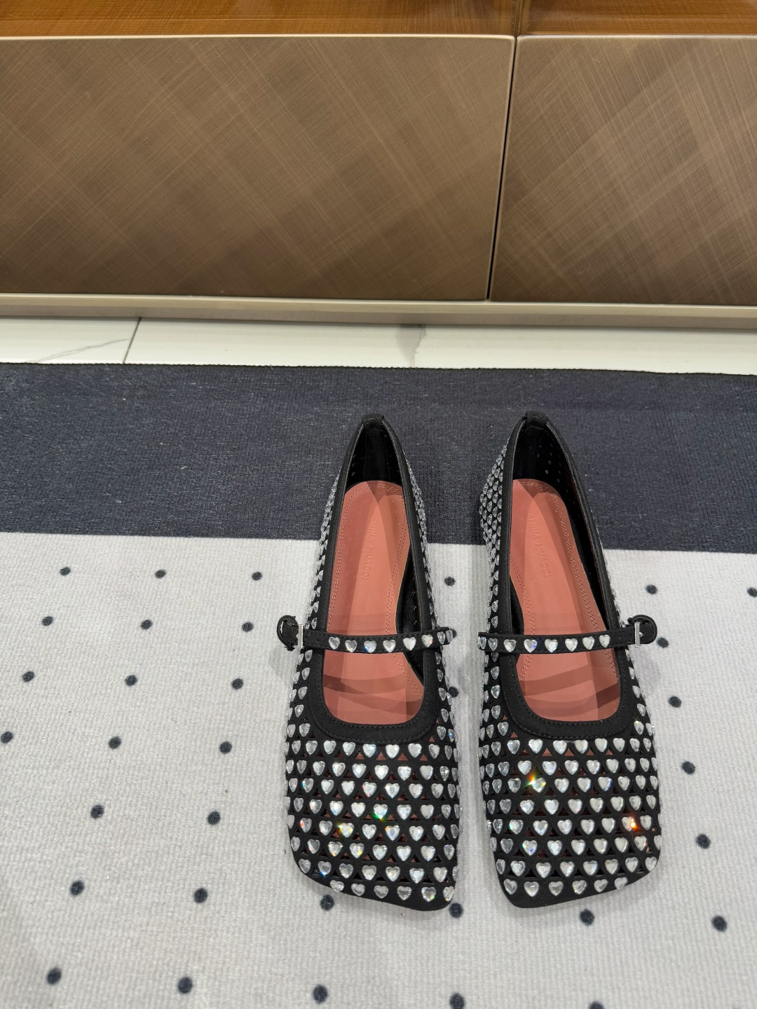 NO:234281,New products are on sale in early spring. Fabric, sheep velvet, inner, sheepskin, sole, cowhide (injected-molded sole) Elegant style. Create a different feeling. Heel height 1 cm. Counter packaging. Simple and elegant style!  show bdetails ———————————— size. ｜36-39 (40 41 42 customized), single shoes, cowhide, sheepskin19860909早春新品发售 面料 羊反绒 内里 羊皮 鞋底 牛皮（注塑大底） 优雅风格 创造不一样的感觉 跟高 1 cm 专柜包装 简约气质款式！ show bdetails ———————————— size. ｜36-39（40 41 42 定制）,单鞋,cowhide,sheepskin,Women's Shoes