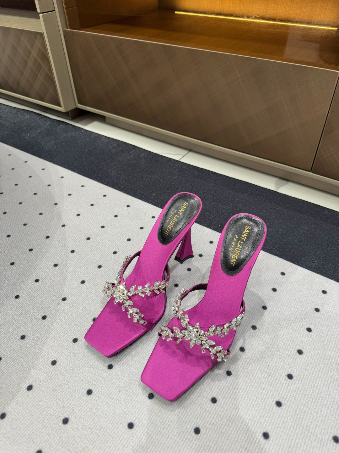 NO:902715,5 New arrivals in early spring Fabric Silk Lining Sheepskin Sole Cowhide Elegant style Creates a different feeling Heel height 9.8 cm Counter packaging Simple and elegant style!  show bdetails ———————————— size. ｜35-39 (40 41 42 customized), high heels and slippers, high heels, slippers, cowhide, sheepskin, real silk198609095 早春新品 面料 真丝  内里 羊皮 鞋底 牛皮 优雅风格 创造不一样的感觉 跟高 9.8 cm 专柜包装 简约气质款式！ show bdetails ———————————— size. ｜35-39（40 41 42 定制),高跟鞋拖鞋,high heels,slippers,cowhide,sheepskin,real silk,Women's Shoes